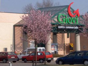 Centro commerciale "I giovi": Alle porte di Pavia, in un contesto a forte carattere commerciale sono disponibili negozi e fondi cmmerciali
